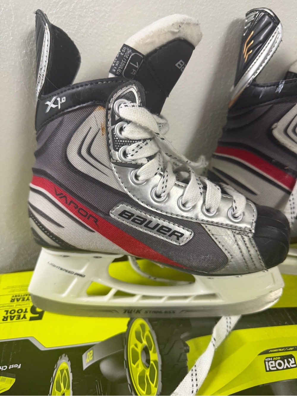 Bauer Kids Black and White Hockey Skates 1R - Picture 6 of 10